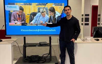 Sepehr Mohammadian in gesprek met leerlingen van het Alfrink College